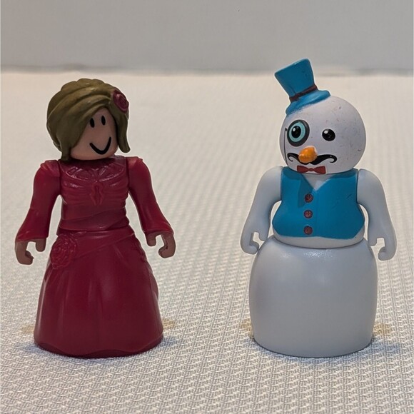 Lot of 2 Scarlett Sorceress and Snow Gentleman Roblox Series 4 Figures Only - Picture 1 of 13